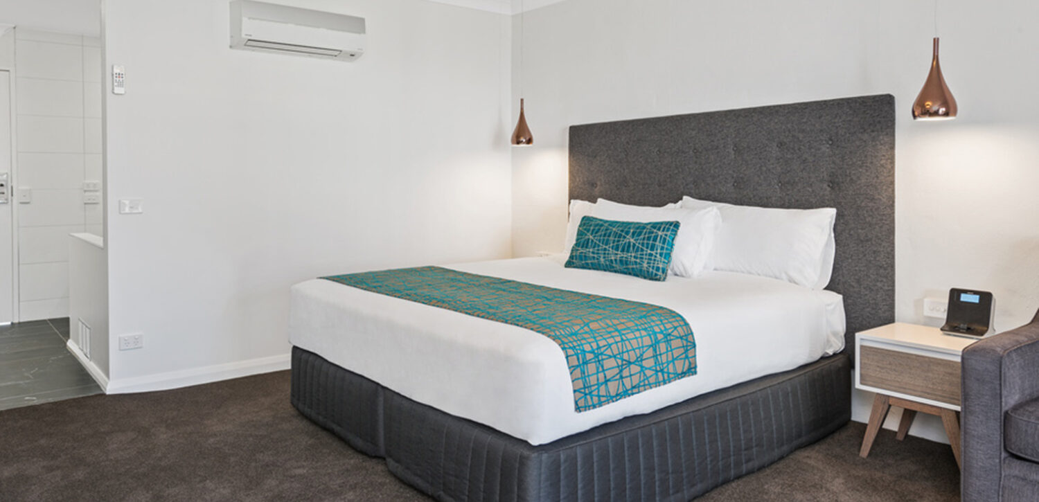 albury-resort-accommodation-executive-king-spa-bed-room | Quality Resort Siesta